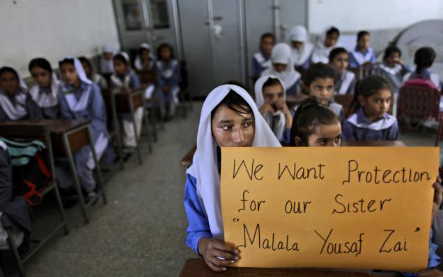 Niñas en Islamabad sostienen un afiche para mostrar su apoyo a Malala Yousufzai