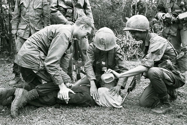 American-soldiers-torturing-North-Vietnamese-soldier