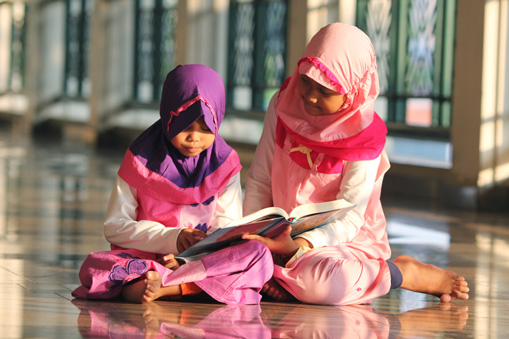 Girls-reading-in-school