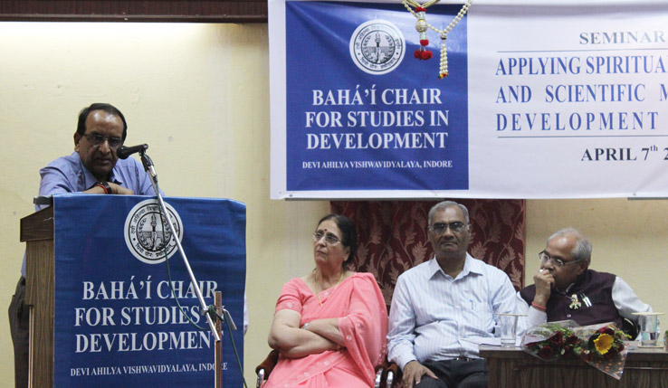 Mr. Shravan Garg (at the podium). Seen on the stage from left to right – Dr. Shirin Mahalati, Dr. Ganesh Kawadia and Dr. P.N.Mishra.