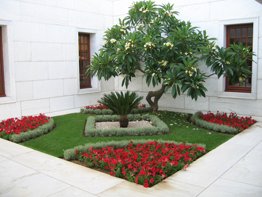 Seat-of-the-Universal-House-of-Justice-courtyard
