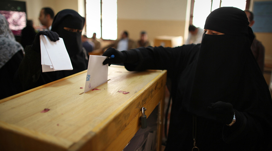 Saudi-Arabian-women-register-to-vote-for-the-first-time