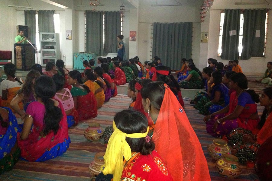 Women-studying-at-the-Barli-Institute