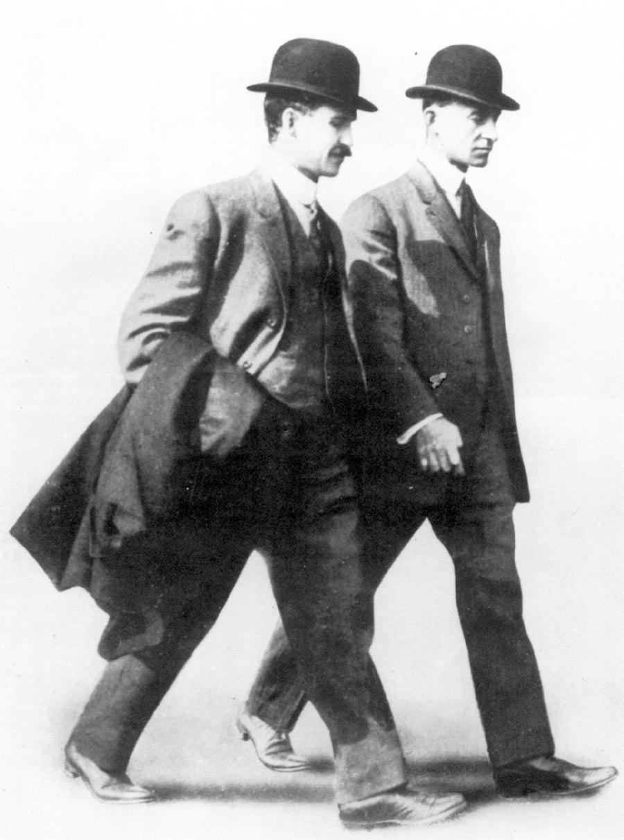 Orville Wright (left) and Wilbur Wright (right)