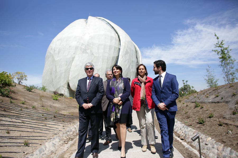 Leading a delegation of special guests from the House of Worship are (left to right) Minister Secretary General Nicolás Eyzaguirre, representing the President of Chile; representative of the Universal House of Justice, Antonella Demonte; Mayor of Peñalolén, Carolina Leitao; and Felipe Duhart, secretary of the National Spiritual Assembly of the Baha’is of Chile.