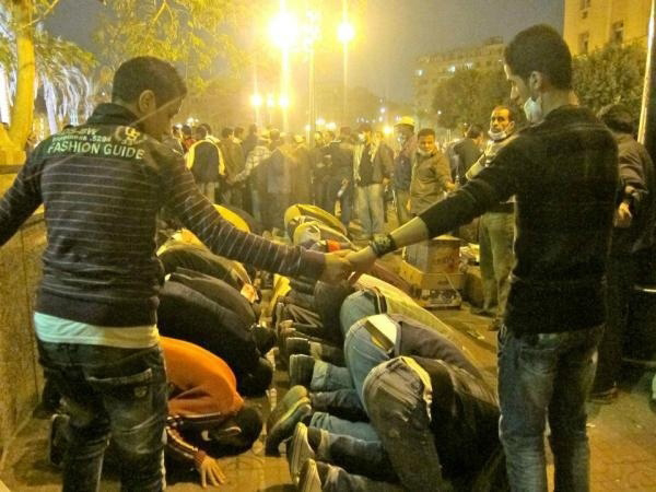 Christians form a circle around praying muslim protesters in Egypt.