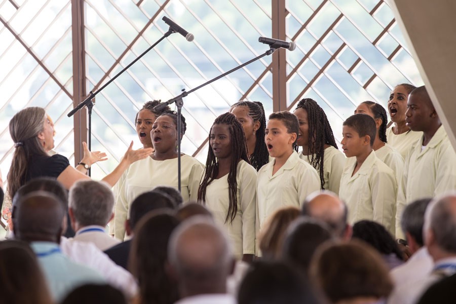 Un coro canta un pasaje de las escrituras bahá’ís dentro del edificio central de la recientemente inaugurada Casa de Adoración Bahá’í en Agua Azul, Colombia. (cortesía de Bahai.org)