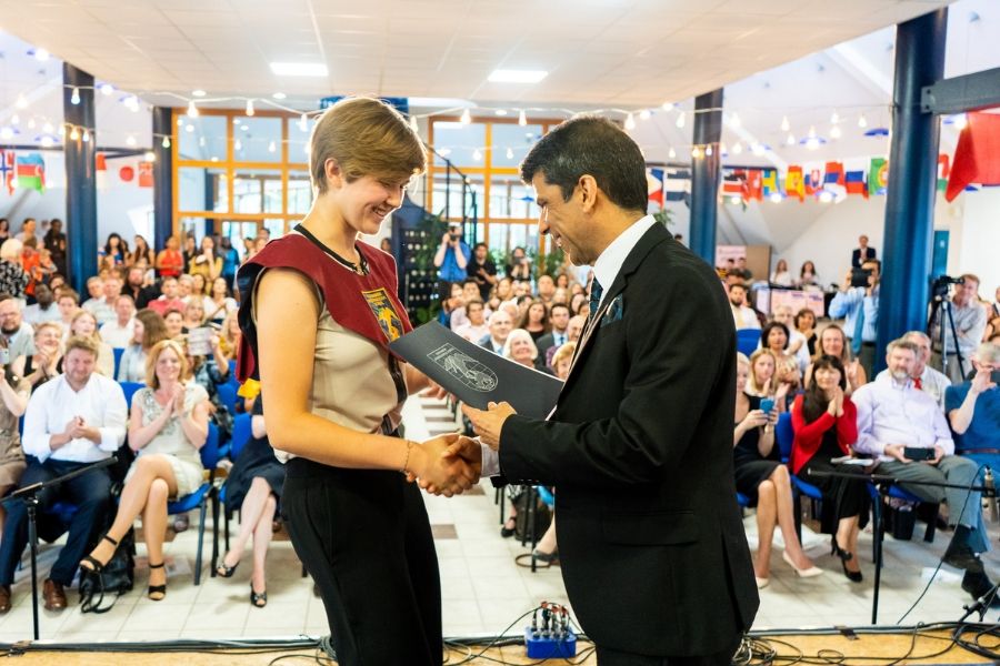dr vivek williams presenting a student with award
