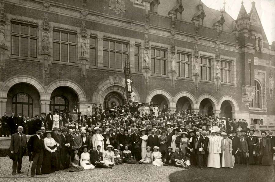 Participants of the World Congress for Peace held in 1913 in The Hague.