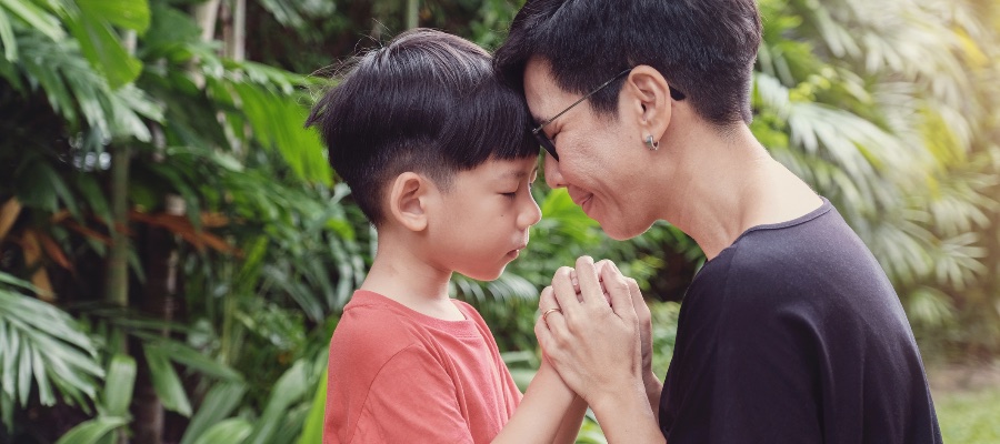 son praying with