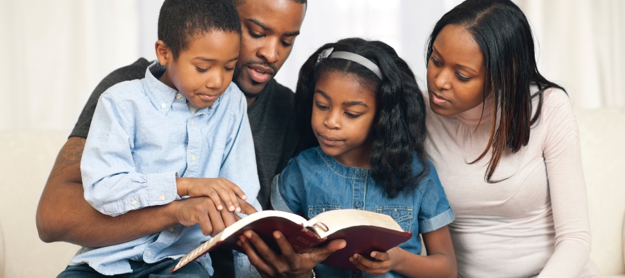 children praying with parents