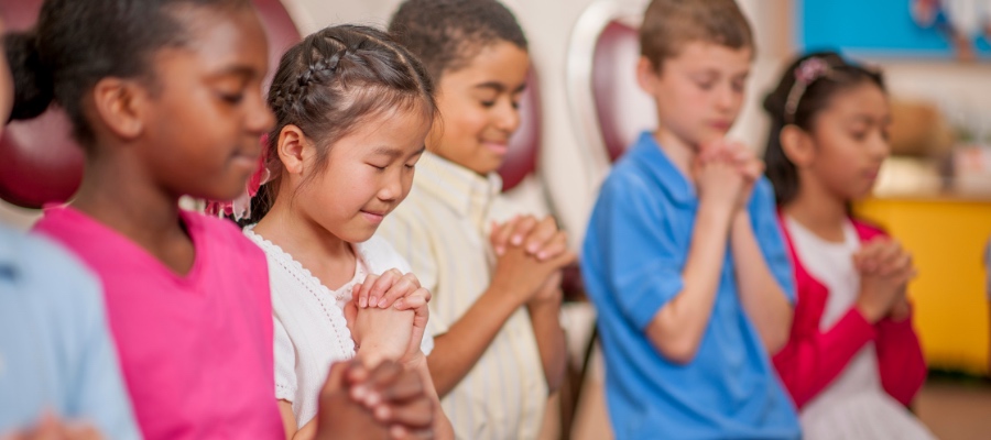 kids praying for protection