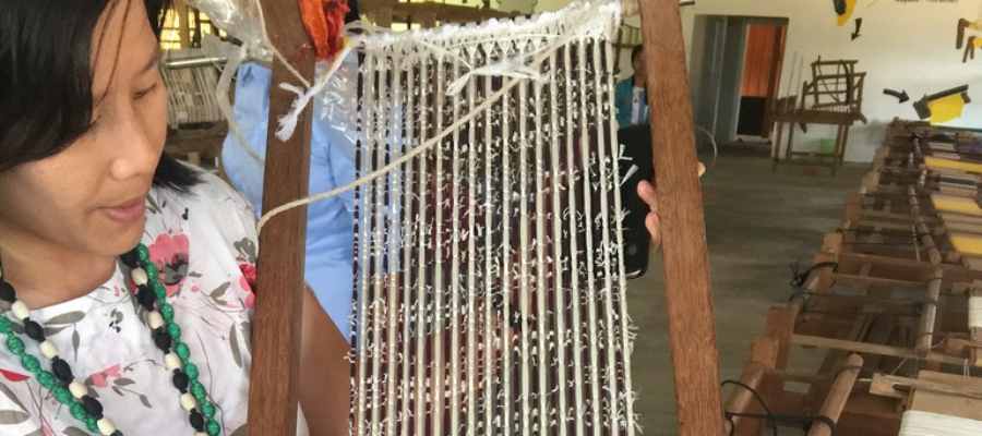 A photo of Vanntha Ngorn weaving patterns. Courtesy of Laina Raveendran Greene.