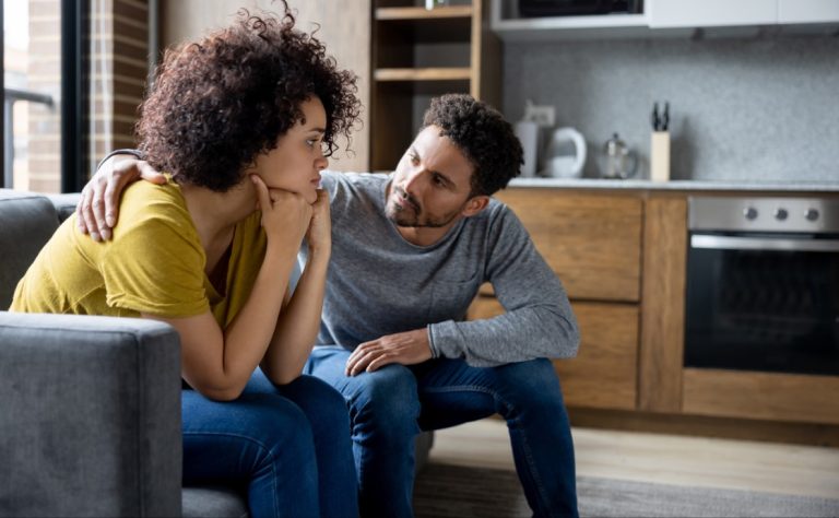 Una pareja reconciliándose: ¿Cómo disculparse?