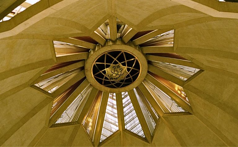 A Baha'i temple ceiling showing a Baha'i symbol.